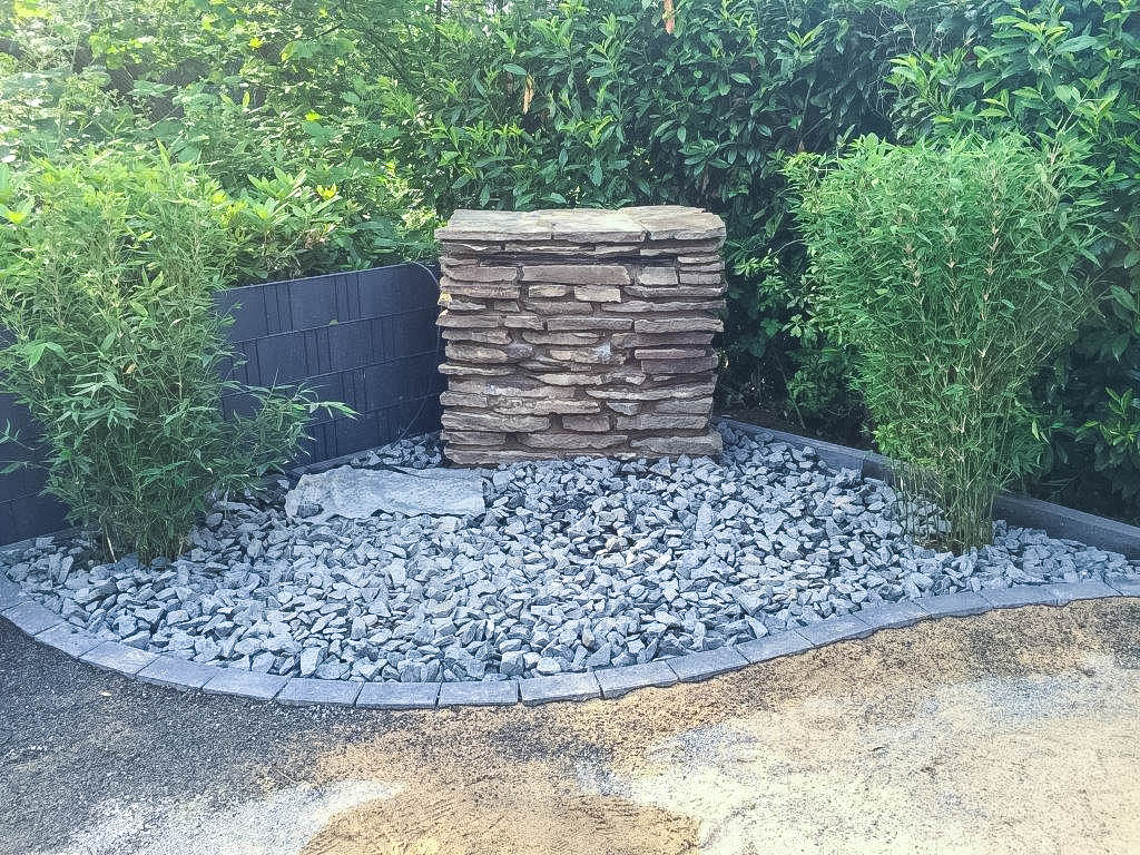 Modern gestalteter Garten mit Wasserfall