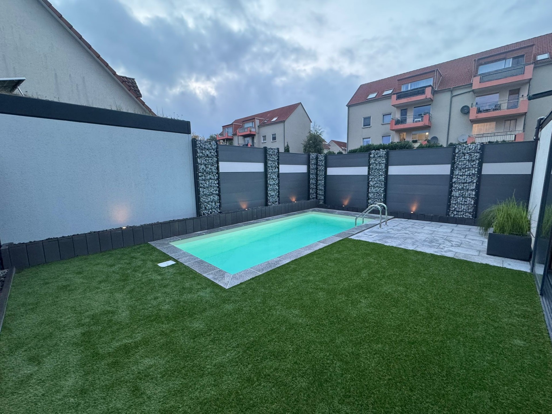 Pool mit Sichtschutz & Steinkörben